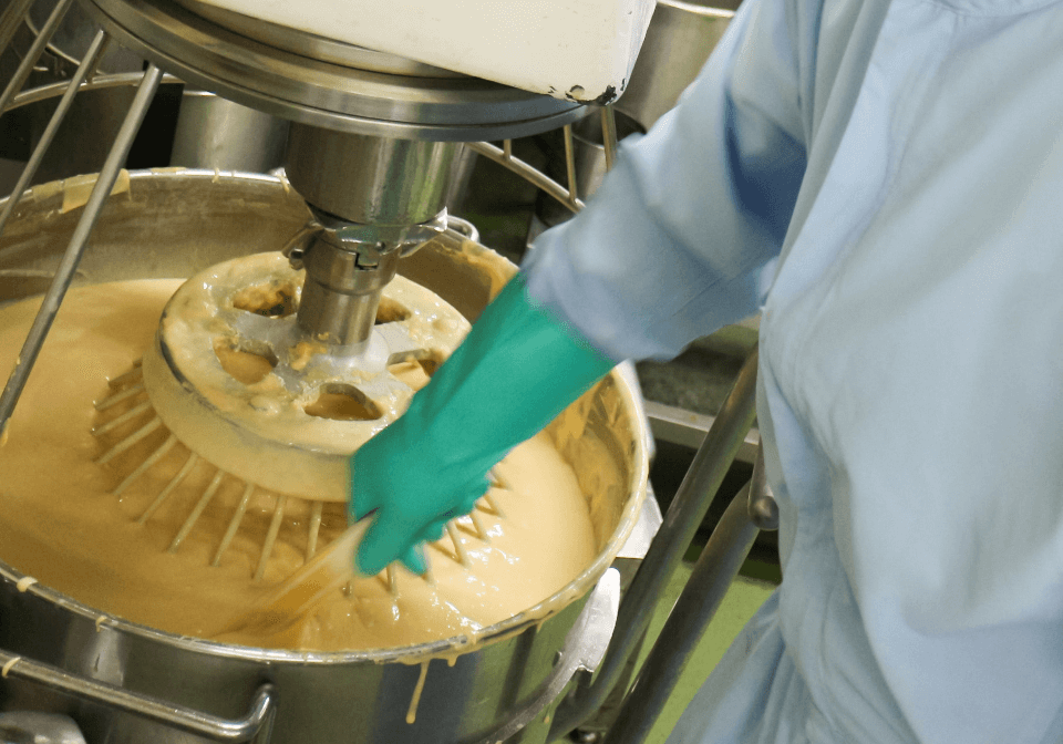 仕事をする加工食品スタッフ