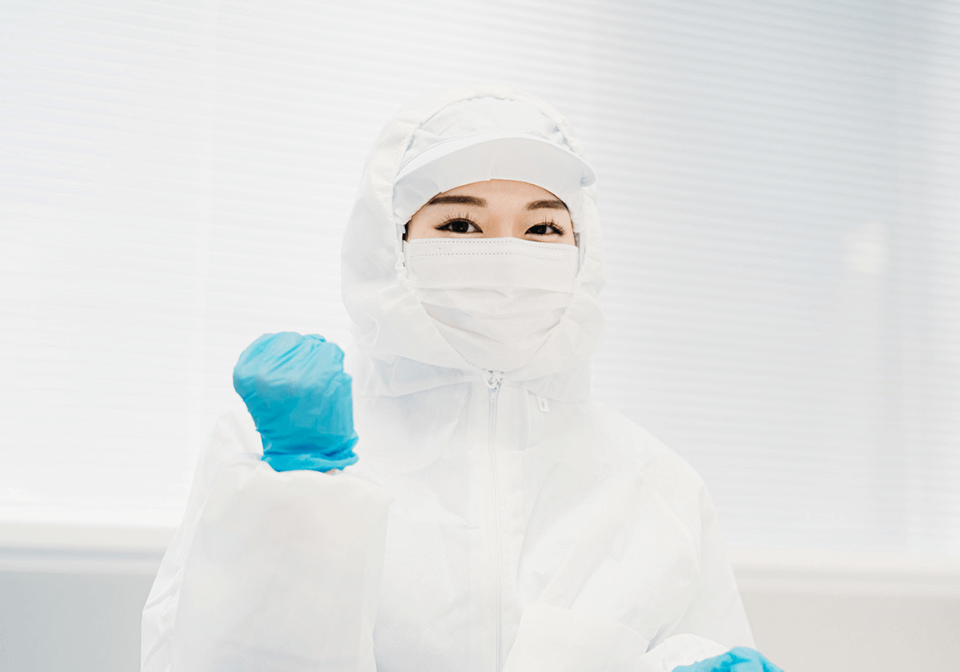 仕事をする加工食品スタッフ