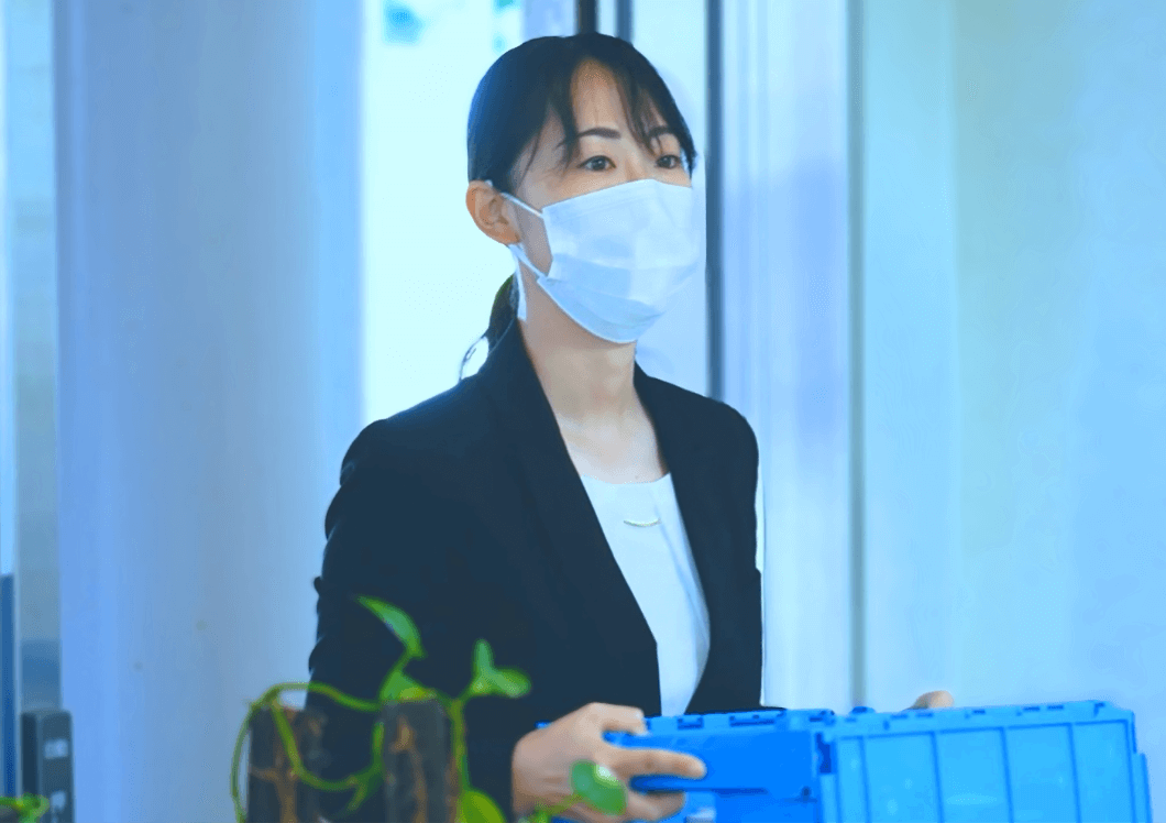 スーツを着た女性