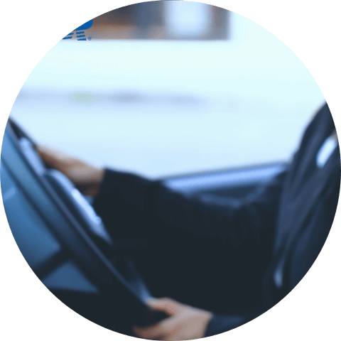 お薬を車に積み込んで配送する