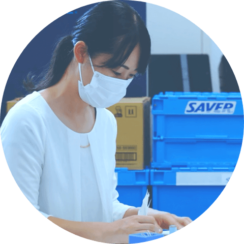 白い服を着た女性