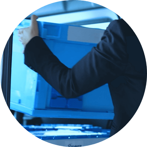 お薬を車に積み込んで配送する