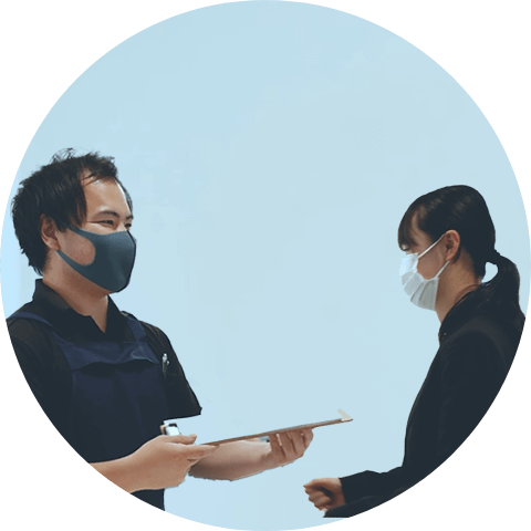 業務報告をする二人のスタッフ