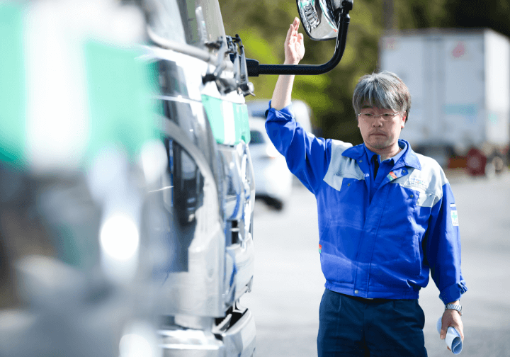 トラックをチェックしている男性スタッフ