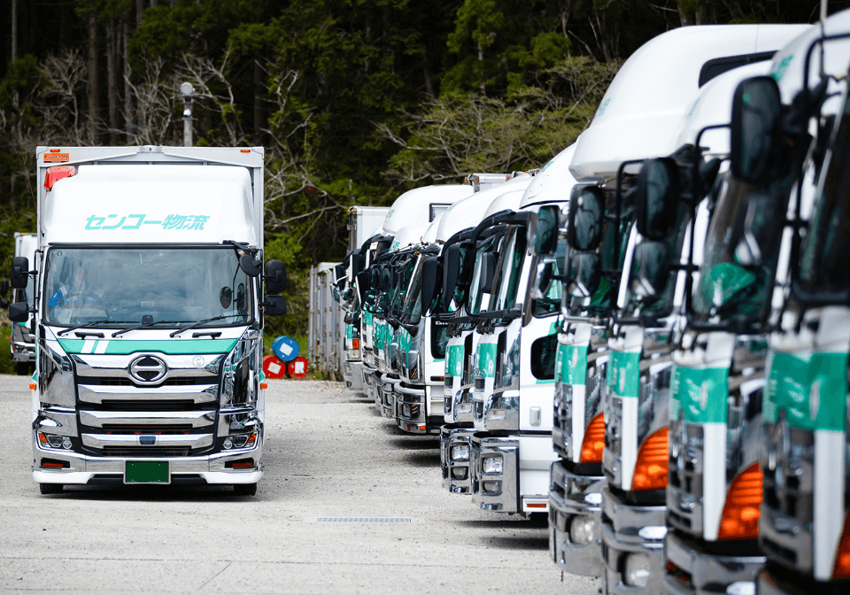 センコー物流倉庫株式会社の駐車場のトラック