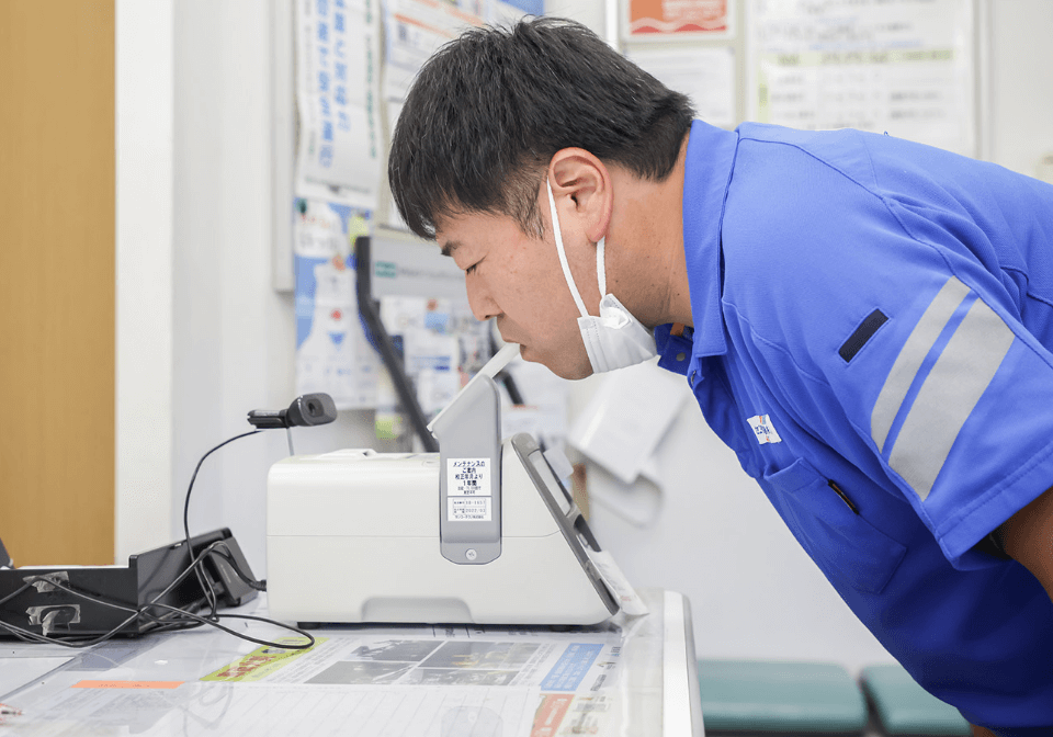 アルコールチェックしている男性スタッフ