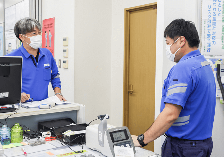 オフィスでマスク、制服を着た社員たち