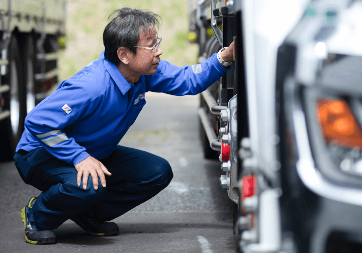 トラックをチェックしている男性スタッフ