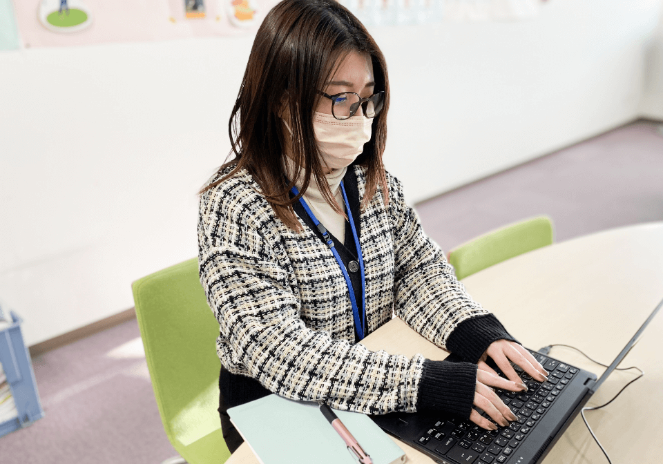 PCを操作する女性社員