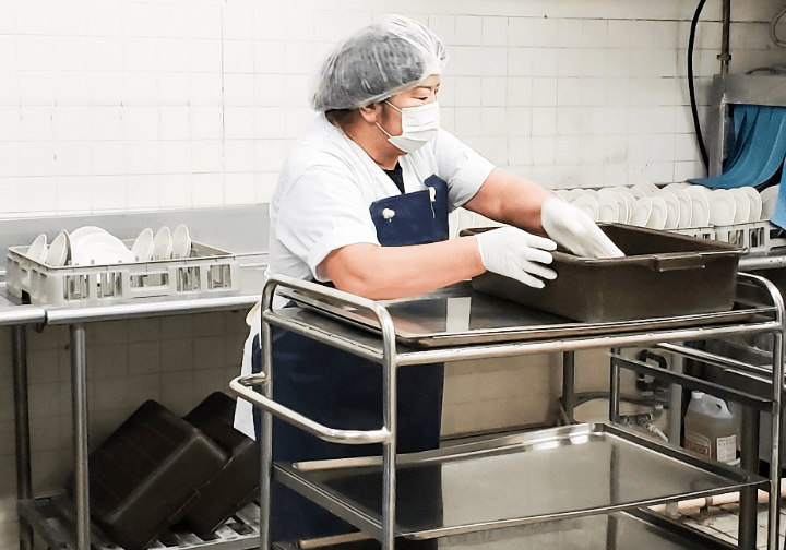 作業する女性社員