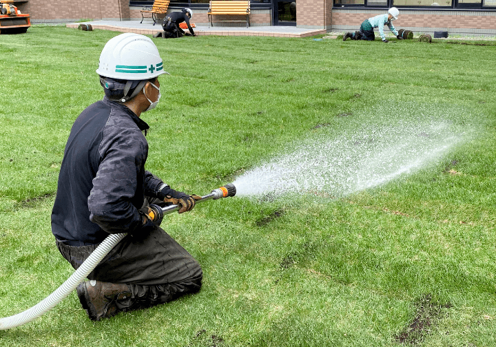 水を撒くの男性社員
