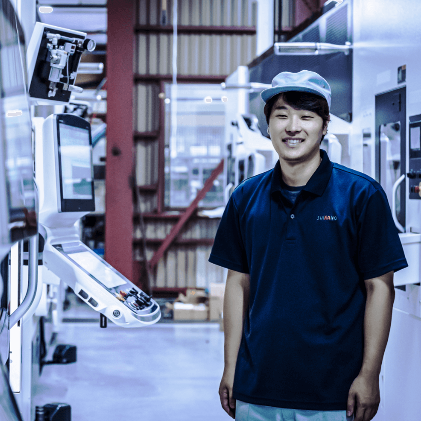 笑顔で立っている男性スタッフ