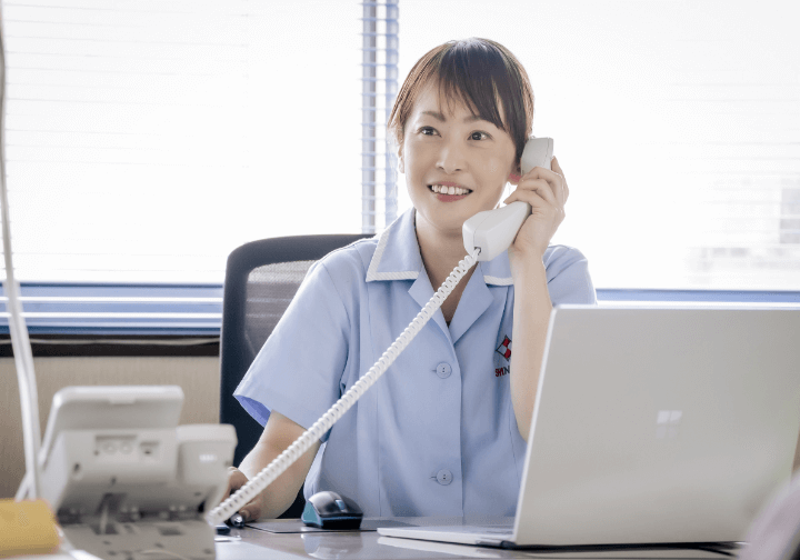 電話対応している女性社員