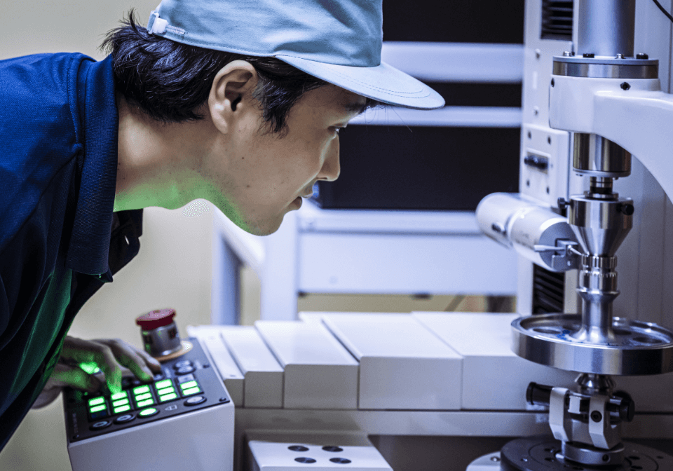 機械を操作している男性スタッフ