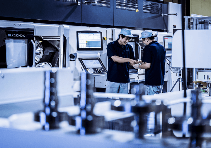 お互いに仕事をサポートするスタッフたち