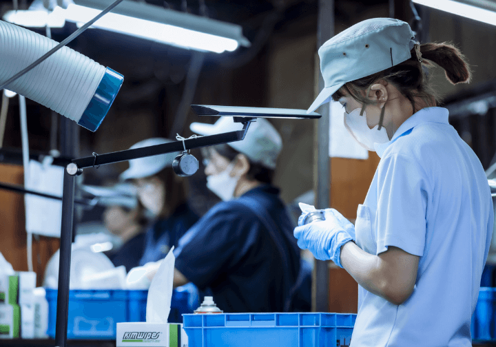 仕事をする女性スタッフたち
