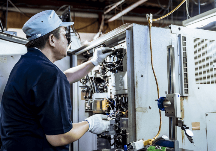 設備をチェックしている男性スタッフ