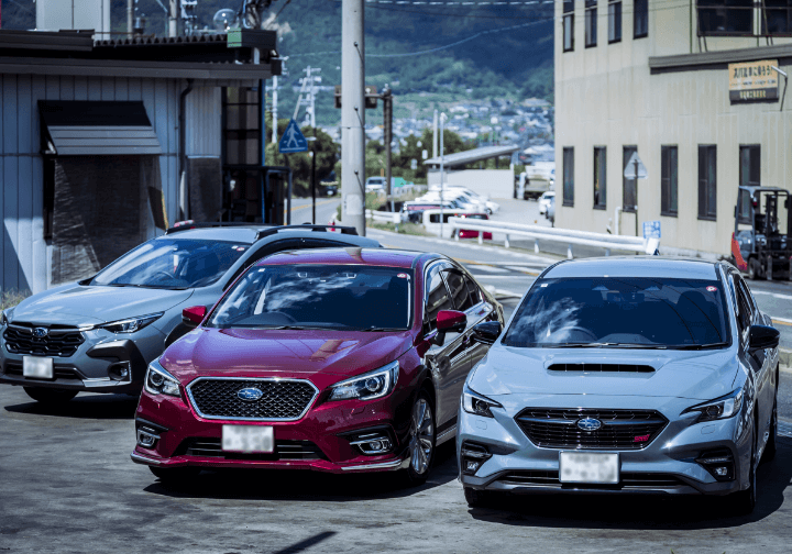 スタッフたちの自動車