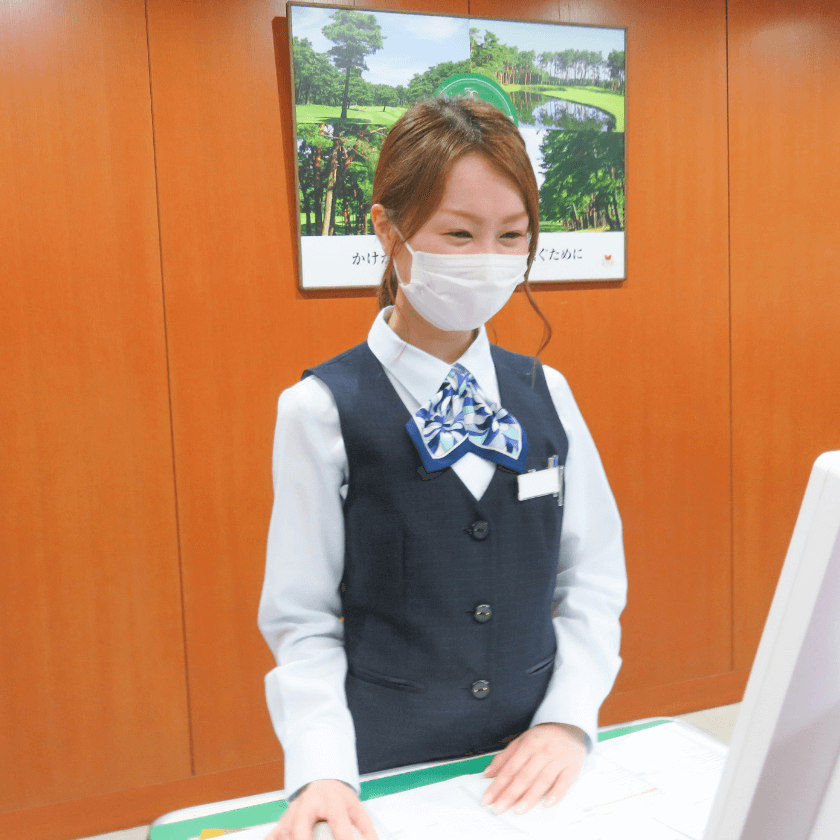 フロント部の女性社員の写真
