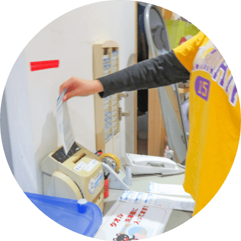 タイムカードを打刻する社員