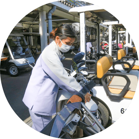 カートに積み込み中の女性社員