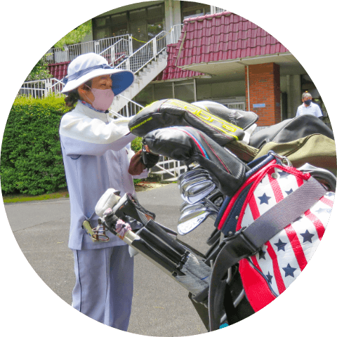 携帯品をチェック中の女性社員