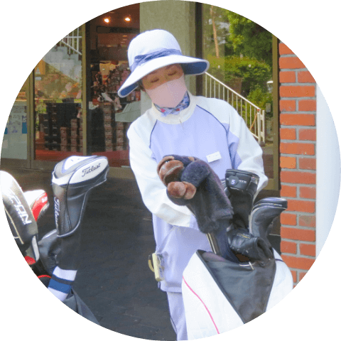 クラブを確認中の女性社員