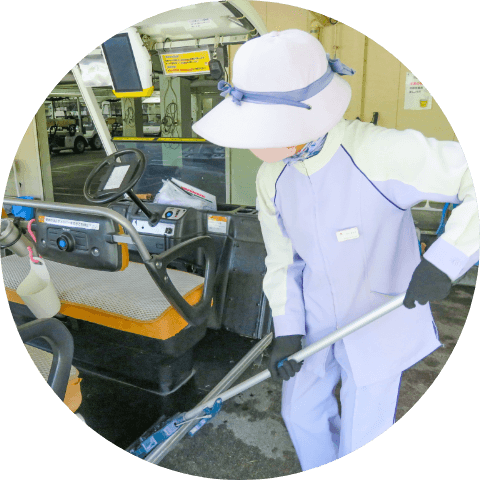 ラウンド終了後カートの掃除中の女性社員