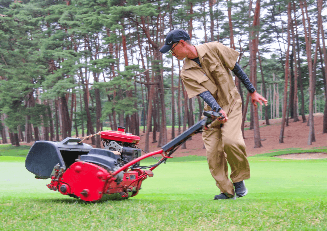 グリーン刈りをする男性社員