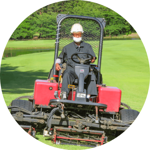 全ホールのラフ刈りをする男性社員