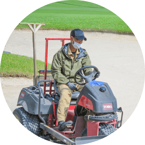 カートを運転する男性社員