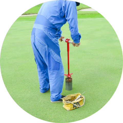 グリーンカップを切る男性社員