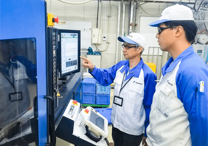 機械操作をする男性社員達