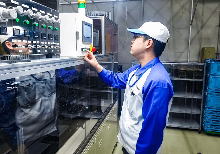 機械操作をする男性社員