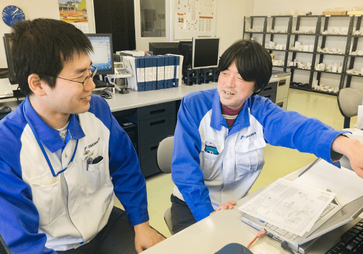 談笑する男性社員達