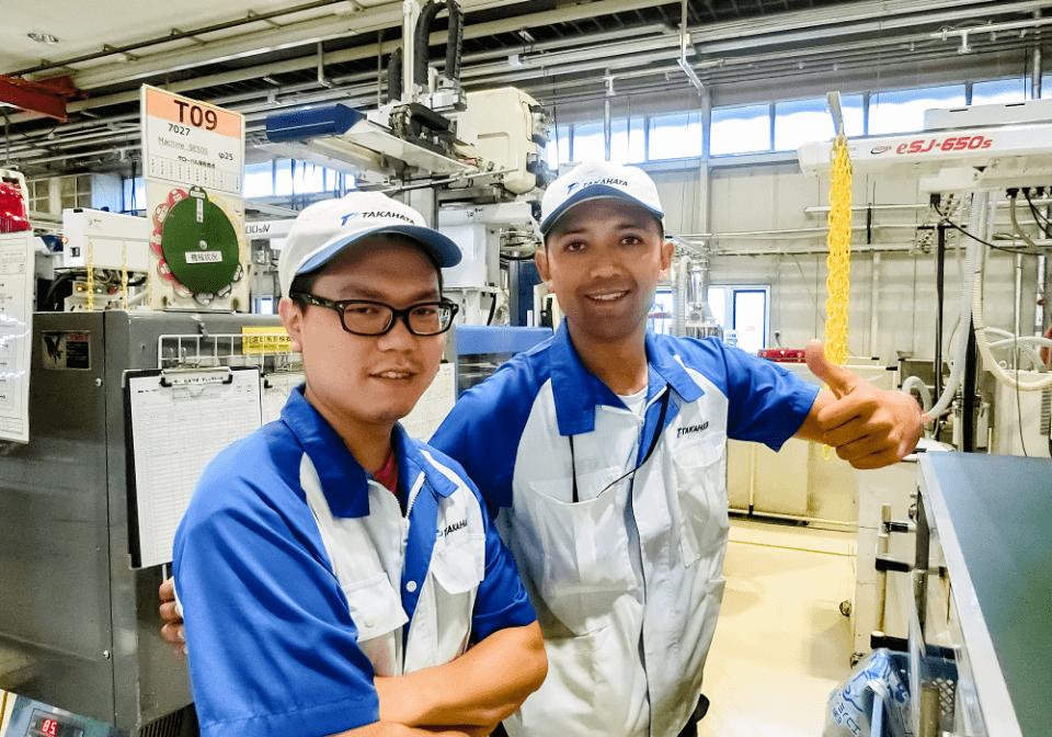 微笑んで写る社員達