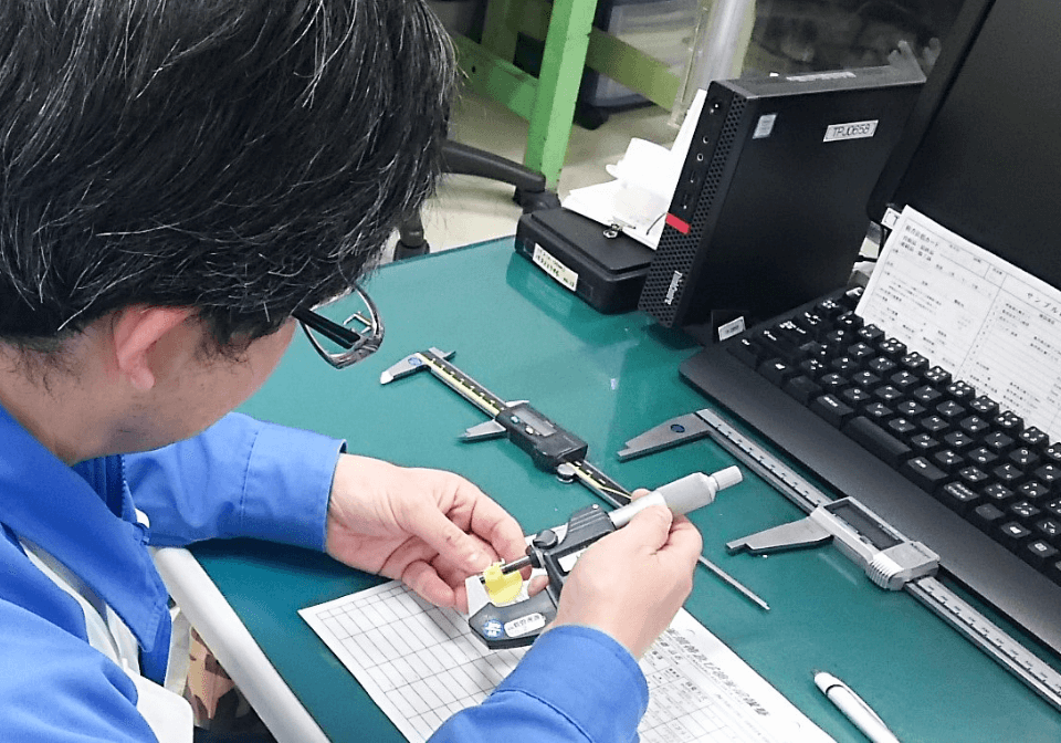 部品点検をする社員