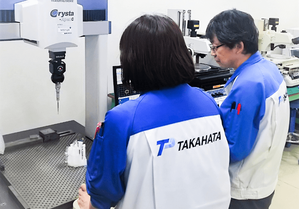 点検をする社員達