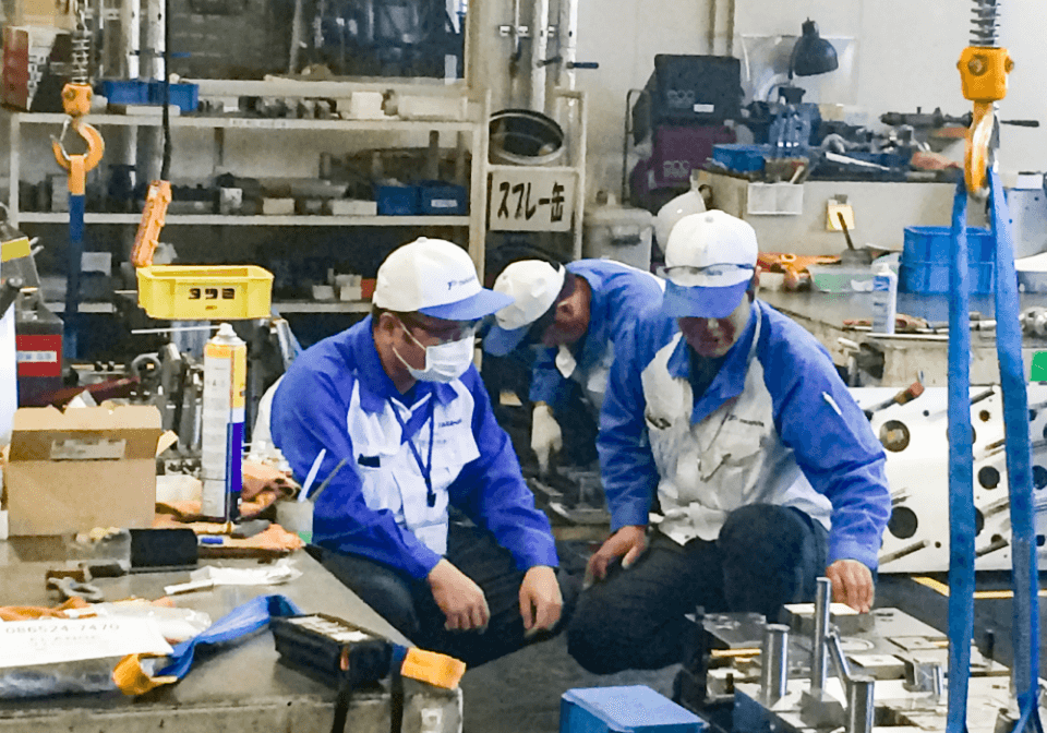 作業中の男性社員達