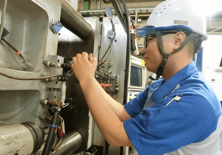 機械操作をする男性社員