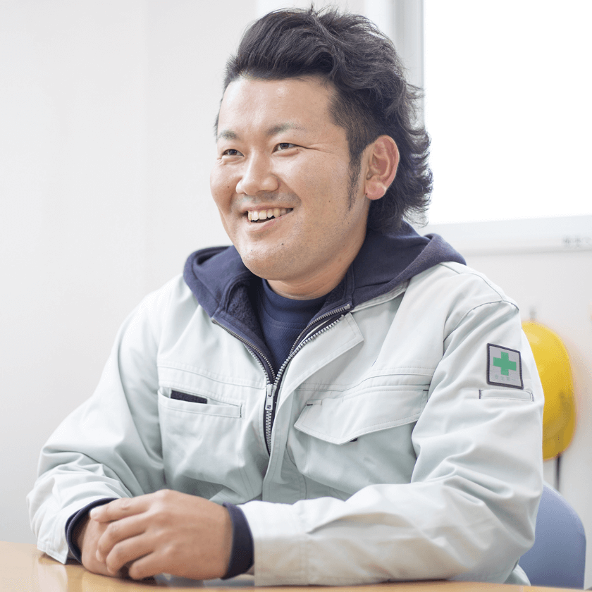 働いている男性ドライバー