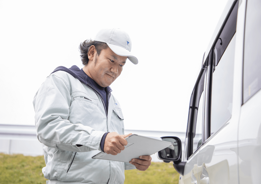 働いている男性ドライバー