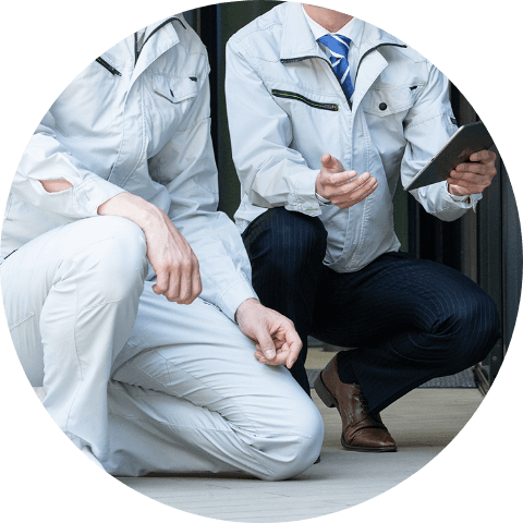 話している男性スタッフ