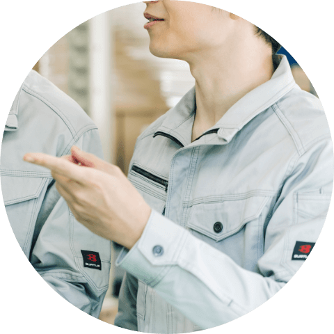 二人男性スタッフが話している