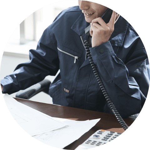 電話をしている男性スタッフ