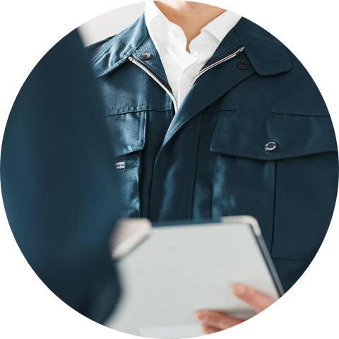 仕事内容を伝えている男性スタッフ