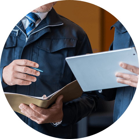 仕事を確認している男性スタッフ