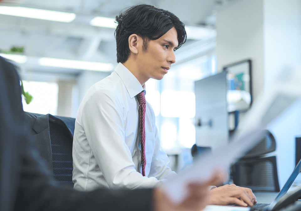 働いている男性社員