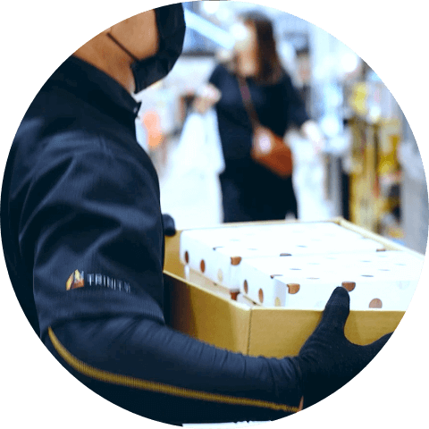 商品を運ぶ男性スタッフ