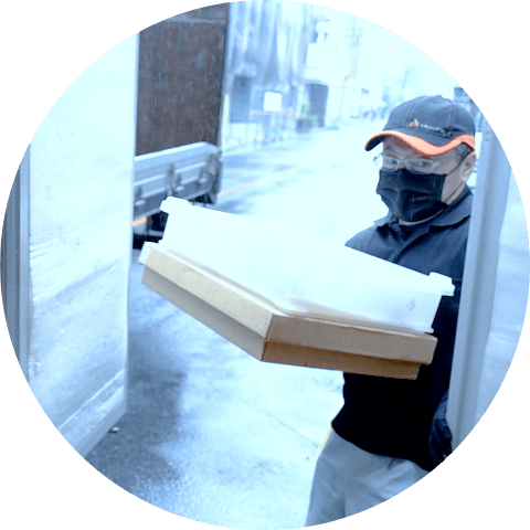 商品を運ぶ男性スタッフ